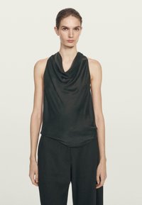 Top senza maniche con colletto a cappuccio nero, realizzato in tessuto liscio, caratterizzato da una vestibilità ampia e un design drappeggiato. Adatto per diverse opzioni di abbinamento.