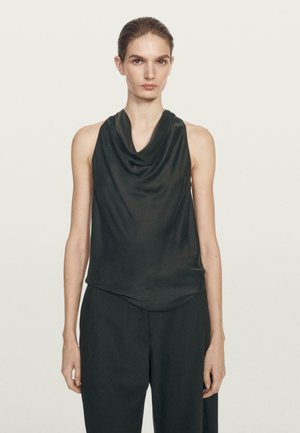 Czarna bezrękawnik z kapturem, wykonany z gładkiego materiału, charakteryzujący się luźnym krojem i drapowaniem. Odpowiedni do różnych stylizacji.