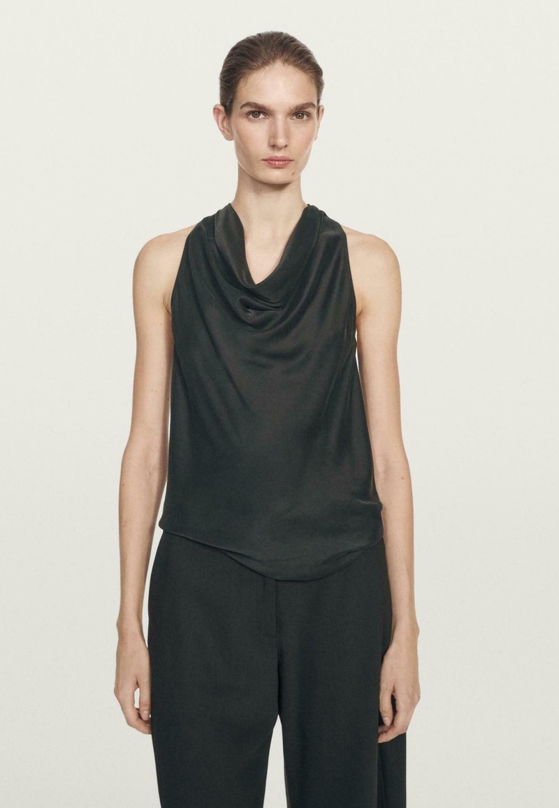 Top senza maniche con colletto a cappuccio nero, realizzato in tessuto liscio, caratterizzato da una vestibilità ampia e un design drappeggiato. Adatto per diverse opzioni di abbinamento.