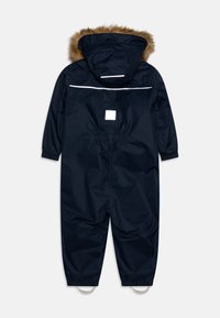 Marine vanntett snødress med hette med pelskant, elastiske mansjetter og refleksdetaljer. Har et sentralt logo-patch og bakstropper.