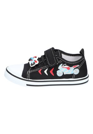 Czarny dziecięcy sneaker z białym czołem, paskiem na rzep, czerwono-białymi wzorami strzałek oraz niebiesko-czerwonymi grafikami motocykla po bokach.
