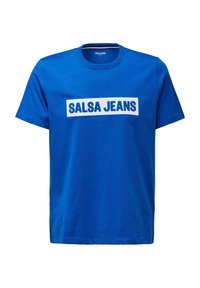 Camiseta de algodón azul con un bloque rectangular blanco que lleva el texto "SALSA JEANS" en letras mayúsculas azules en la parte frontal. Mangas cortas.