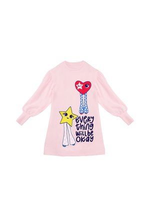 Hellrosa langärmliges Kleid mit einem Herz- und Sternmotiv und dem Text "Everything will be okay" auf der Vorderseite.