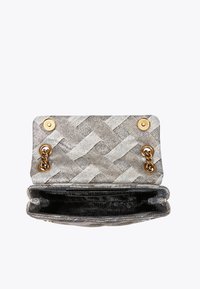 Sac à main en argent tissé, avec un motif texturé et des finitions dorées. L'intérieur comprend deux compartiments avec un revêtement noir.