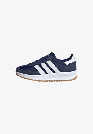 Scarpa atletica blu navy con strisce bianche, realizzata in tessuto e materiale sintetico. Caratterizzata da una suola in gomma e una imbottitura Cloudfoam.