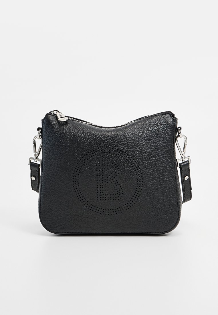 Schwarze Leder Schultertasche mit strukturierten Oberfläche, runder Form, Reißverschluss und durchlöchertem Logo-Detail auf der Vorderseite. Verstellbarer Tragegurt enthalten.