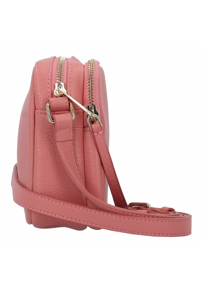 Sac en cuir texturé rose avec double zip, une bandoulière détachable et des accents en métal doré. Forme rectangulaire compacte.