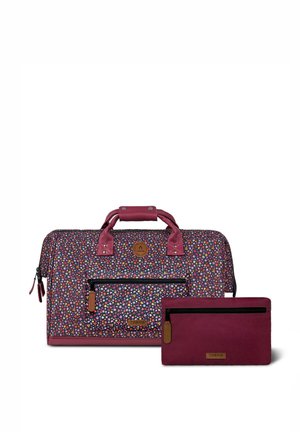 Sac polochon avec petit imprimé floral multicolore, anses bordeaux et pochette plate zippée assortie à côté sur fond blanc.