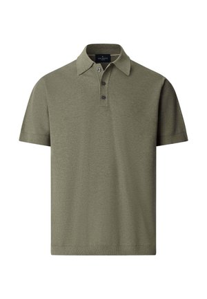 Olivegrünes Poloshirt mit kurzen Ärmeln, drei dunklen Knöpfen und spitzem Kragen, vor weißem Hintergrund dargestellt.