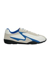 Fehér és világosszürke felsőrészű sneaker, kék kiegészítőkkel és fekete talppal. Simasbőr és perforált részletek találhatók az oldalakon.