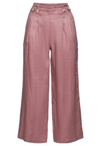 Hoge taille, wijde broek van lichtroze stof met een textuurafwerking. Beschikt over gouden knopen op de tailleband en geplooide details.