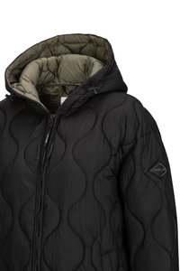 Zwarte gewatteerde jas met capuchon, met een quilted design, olijfgroene voering en een rits. Logopatch op de linker mouw.