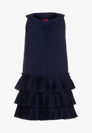 Granatowa, bezrękawnikowa sukienka z marszczoną szyją, z wielowarstwowymi, plisowanymi falbanami u dołu oraz małą kokardką na ramieniu.