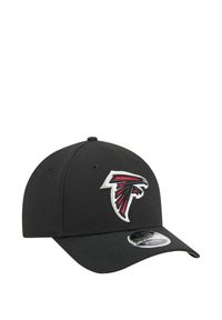 Cappello nero con visiera curvata, caratterizzato da un logo ricamato rosso e bianco degli Atlanta Falcons sul fronte. Realizzato in tessuto testurizzato.