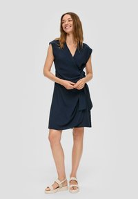 s.Oliver ALL-OVER-PRINT UND KNOTEN-DETAIL - Freizeitkleid - tiefblau