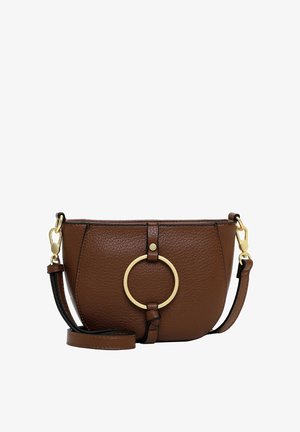 Sac bandoulière en cuir marron texturé avec détail d’anneau rond doré sur le devant et sangle ajustable avec clips dorés sur fond blanc.