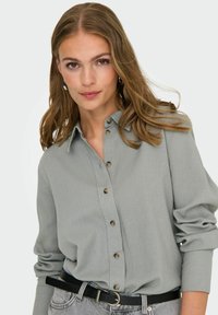 JDY LOCKER GESCHNITTEN ÄRMELBÜNDCHEN MIT VOLUMINÖSER ARMSCHNITT - Button-down blouse - wild dove