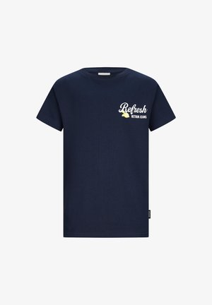 Marineblaues Kurzarm-T-Shirt mit dem Schriftzug "Refresh Retour Jeans" und einer kleinen Zitronengrafik auf der oberen linken Brust.