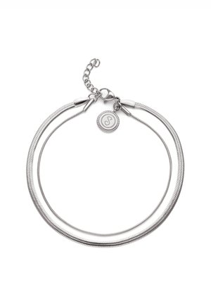 Pulsera de cadena fina de plata de doble capa con cierre de langosta y pequeño colgante redondo con diseño grabado.