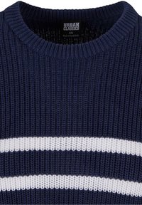 Pull en maille bleu marine avec des rayures blanches horizontales et un col rond, taille XS, étiquette Urban Classics visible à l'intérieur du col.