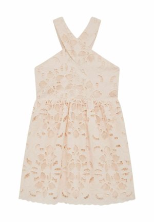 Vestido de encaje rosa pálido sin mangas con patrón floral recortado, tirantes cruzados en la espalda y falda fruncida.