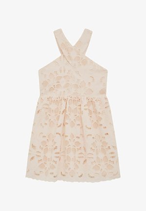 Mouwloze lichtroze kanten jurk met bloemenuitgesneden patroon, kruisbandjes op de rug en geplooide rok.