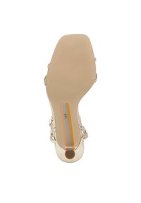 Sandal con tacco trasparente con un design metallizzato dorato lucido. Presenta una suola liscia beige con tre strisce orizzontali arancioni, blu e beige.