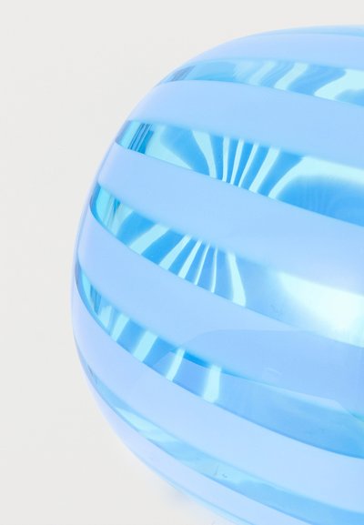 Γυαλιστερή μπλε σφαίρα με εναλλασσόμενες ημιδιαφανείς και αδιαφανείς οριζόντιες ρίγες σε ανοιχτό φόντο.