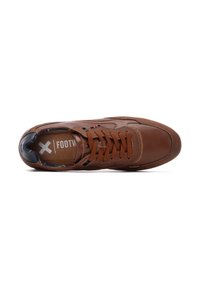 Zapatilla de cuero marrón con puntera redonda, diseño con cordones, costura resaltada y forro de patrón colorido. Presenta una lengüeta negra en el talón.