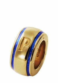 Anillo de oro con un acabado suave, adornado con un diseño de rayas azules y una letra "P" grabada, que destaca por su forma de banda ancha.