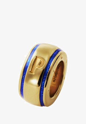 Anillo de oro con un acabado suave, adornado con un diseño de rayas azules y una letra "P" grabada, que destaca por su forma de banda ancha.