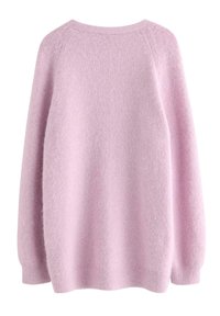 Lyserød sweater med et blødt, tekstureret stof. Har en rund halsudskæring og sænkede skuldre, der fremhæver en afslappet, oversized pasform.