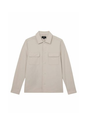 Lys beige langærmet knap-op jakke med to brystlommer med klap og en klassisk krave, lagt fladt på en hvid baggrund.