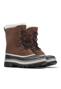 Braune wasserdichte Stiefel mit einem Kunstpelzbesatz am Kragen, schwarzer Gummisohle, Schnürdesign und kontrastierenden weißen Streifen an der Zwischensohle.