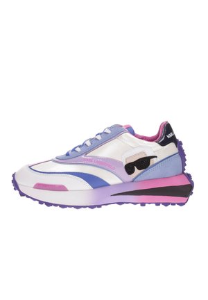 Sneaker con tomaia bianca decorata con accenti viola, blu e rosa. Suola testurizzata con un design distintivo e dettagli in metallo nero.
