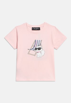 Rosa T-Shirt mit kurzen Ärmeln, darauf ein weißer Cartoon-Hund mit Sonnenbrille neben einem blau-weiß gestreiften Liegestuhl.