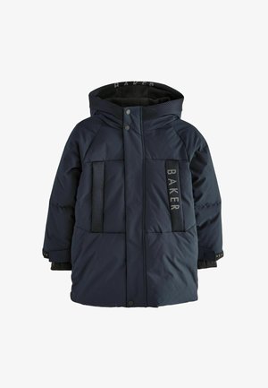 Giubbotto imbottito blu navy con cappuccio foderato in rete, due tasche anteriori e dettagli con logo, presenta una chiusura frontale con zip e polsini elasticizzati.