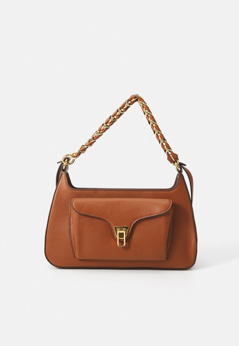 Borsa a mano in pelle marrone con tracolla intrecciata e dettagli dorati, tasca frontale con chiusura e finitura liscia.