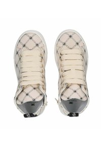 Sneakers in tela beige con un motivo a rombi, punta rotonda, lacci spessi e un'etichetta con logo sul tallone; occhielli metallici e superficie testurizzata.
