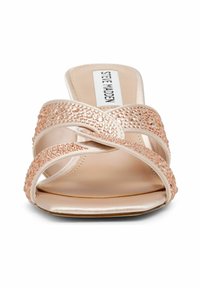 Nackte Sling-Sandalen mit Kreuzriemen, verziert mit kleinen roségoldenen Strasssteinen, mit einem glatten, glänzenden Obermaterial und flachen Sohlen.