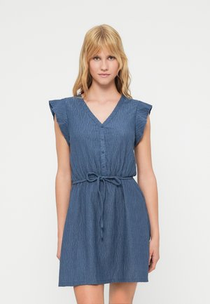 Τζιν φόρεμα με υφή, λαιμόκοψη σε σχήμα V, κουμπιά στο μπροστινό μέρος, κοντά μανίκια με βολάν και ζώνη με φιόγκο στη μέση.