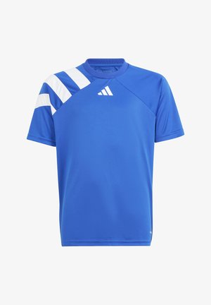 T-shirt atletico blu realizzato in tessuto traspirante, con colletto rotondo, maniche corte e strisce diagonali bianche sulla spalla sinistra.