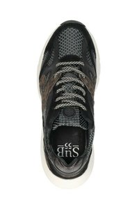 Zwarte sneaker met mesh en textuuraccenten, voorzien van grijze en bruine details, zwarte veters en een witte rubberen zool.