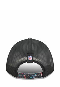 Schwarze Mesh-Baseballkappe mit einem bunten Spritzdesign am verstellbaren Riemen und einem NFL-Logopatch auf der Rückseite.