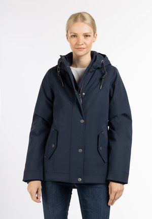 Námořnická modrá waterproof bunda s kapucí, se západkami, dvěma předními kapsami a nastavitelnými šňůrkami. Hladký povrch a odolný materiál.