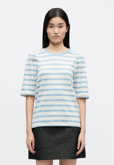 Ριγέ ανοιχτό μπλε και άσπρο μπλουζάκι με κοντά φουσκωτά μανίκια και στρογγυλή λαιμόκοψη, συνδυασμένο με σκούρα φούστα. Λείο υλικό, απλός σχεδιασμός.