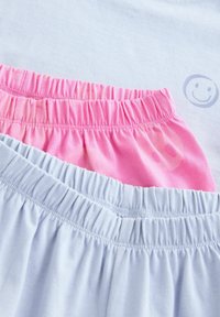 Pino kankaita inji zine mabande abweya a buluu na pink, nga ziri ne sura y'ekifaananika ky'awamu ku kankaita ya buluu.