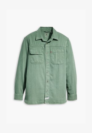 Groene denim overhemd met lange mouwen, twee borstzakken, knoopsluiting en een zachte textuur. Bevat een klassieke kraag en rechte zoom.