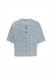 Top in denim chiaro a maniche corte e corto. Presenta un collo alto e una chiusura con zip sul retro. Texture liscia con un leggero dettagli di sfumatura.