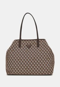Brązowa torba typu tote z wzorzystym, plecionym designem, ozdobiona plakietką z logo i dwoma długimi, okrągłymi uchwytami. Gładka faktura i solidna konstrukcja.
